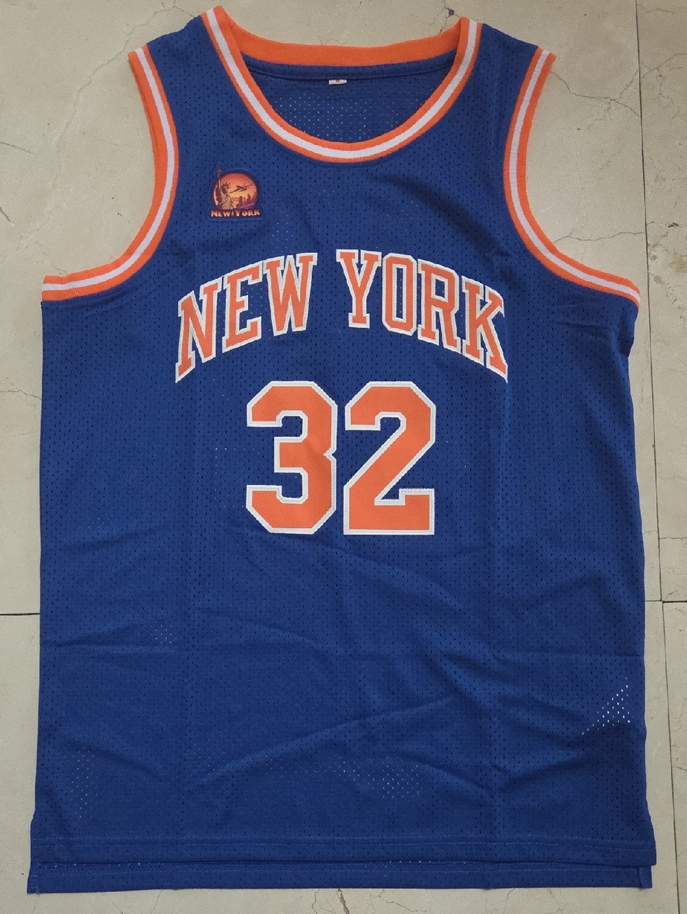 NWOT MEN'S ADULTS NEW YORK KNICKS JERSEY TOP #32 $55 Sz MEDIUM
